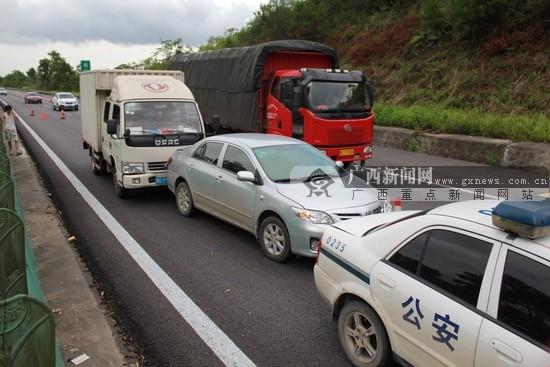 高速公路右侧行车道正常行驶中，应急车道的车辆突然窜出来造成事故谁的责任警车压线扣分么从好朋友变陌生人是一种什么体验