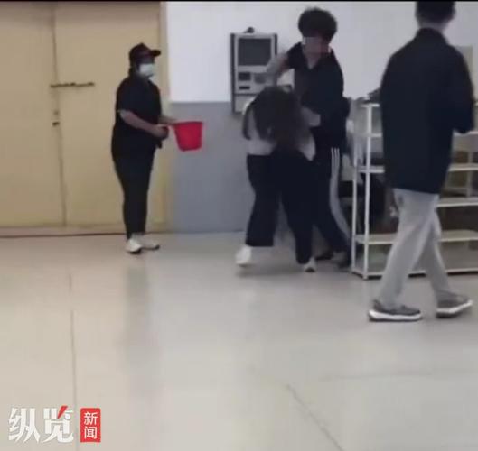 室友做了什么事情让你十分讨厌？讨厌到什么程度女生食堂打闹被烫伤视频女生食堂打闹被烫